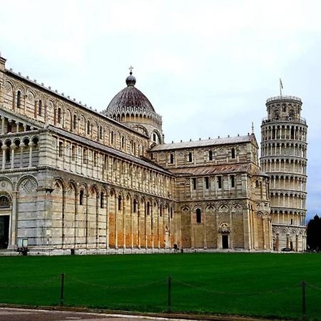 Tra Miracoli E Cavalieri Apartment Pisa Bagian luar foto