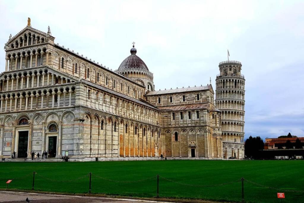 Tra Miracoli E Cavalieri Apartment Pisa Bagian luar foto